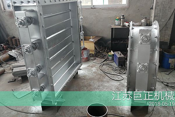 方形擋板門（寬7m），制作后期噴漆進(jìn)行中