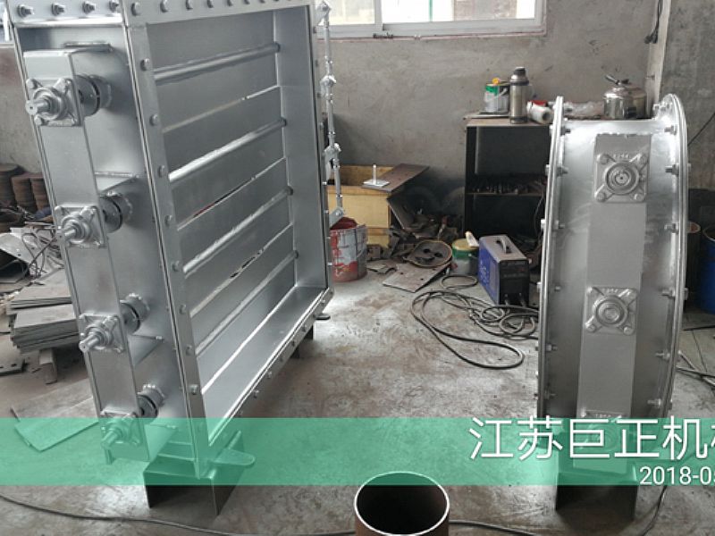 方形擋板門（寬7m），制作后期噴漆進行中