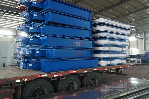 公司擋板門、膨脹節(jié)裝車過(guò)程中，準(zhǔn)備發(fā)貨了