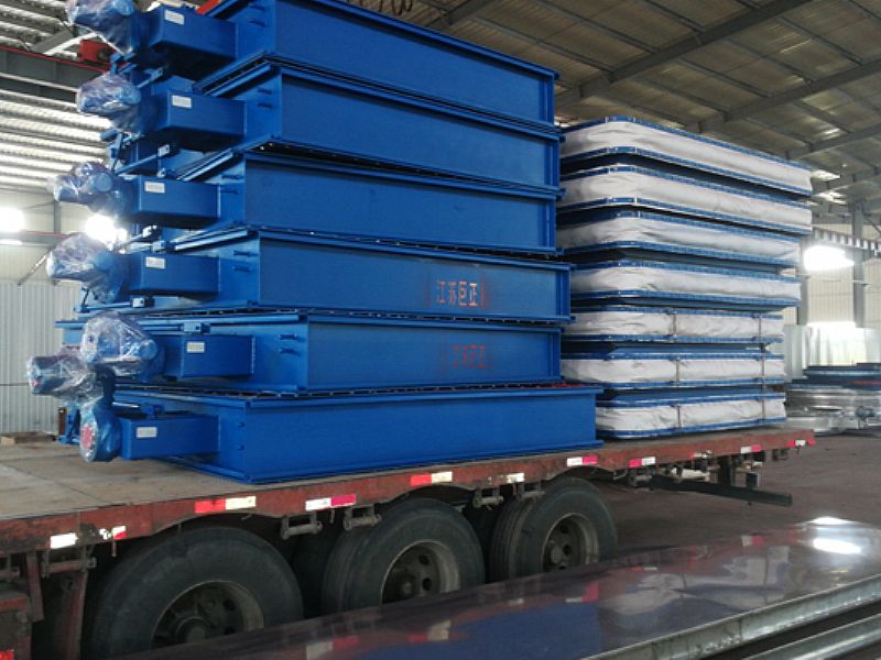 公司擋板門、膨脹節(jié)裝車過程中，準備發(fā)貨了